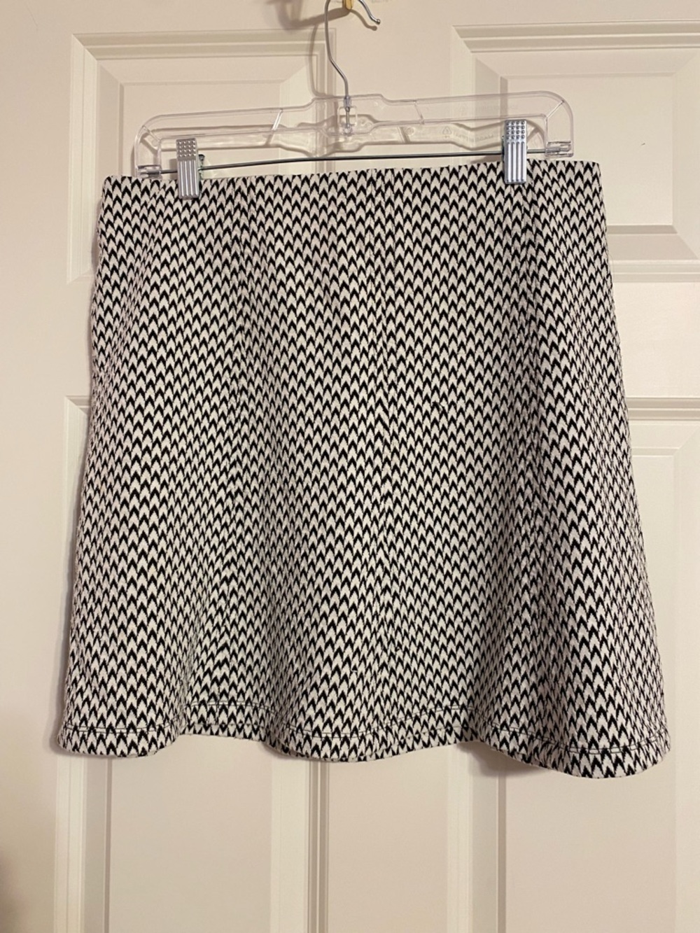 Loft black & white patterned knit skirt, size large